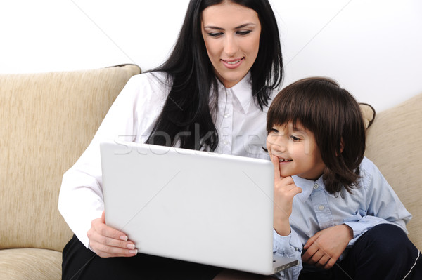 Foto stock: Madre · hijo · cuaderno · sofá · junto · ordenador