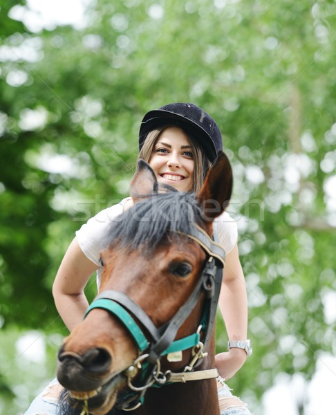 Imagen feliz femenino sesión caballo pueblo Foto stock © zurijeta