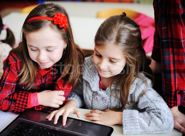 Aranyos iskolások osztályterem oktatás tevékenységek laptop Stock fotó © zurijeta