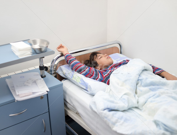 Kid paziente letto di ospedale bambino mano stanza Foto d'archivio © zurijeta