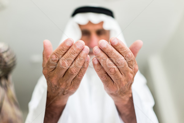 Ouderen moslim arabisch man bidden gezicht Stockfoto © zurijeta