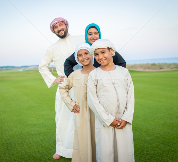 árabe familia verde pradera naturaleza mujer Foto stock © zurijeta