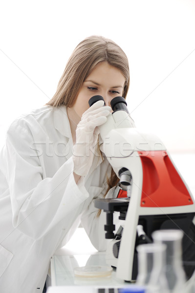 Foto stock: Bastante · feminino · investigador · microscópio · lab · mulher