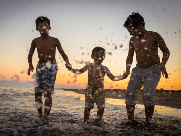 Foto stock: Diversão · crianças · brincando · salpico · praia · família · mãos