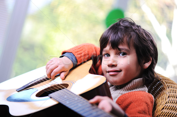 Stok fotoğraf: çocuk · oynama · gitar · ev · el · mutlu