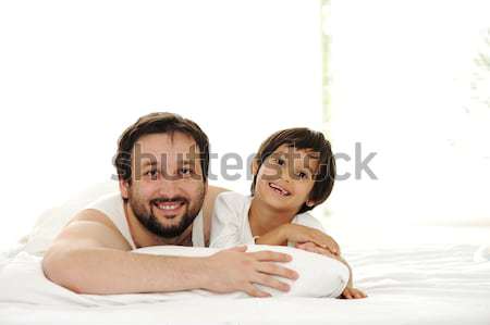 Tata fiu pat fericit timp dragoste acasă Imagine de stoc © zurijeta