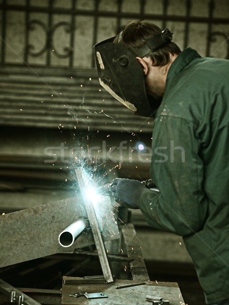 商業照片: 面膜 · 焊接 · 金屬 · 火花 ·火 / welder with