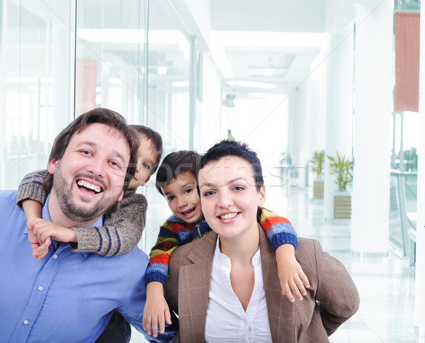 Stock foto: Jungen · Familie · zwei · Kinder · Einkaufszentrum · Warenkorb