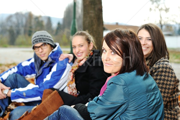 Groep vrienden park samen meisje boom Stockfoto © zurijeta