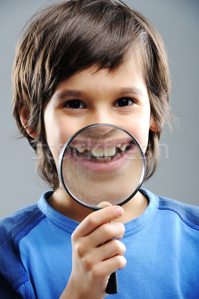 [[stock_photo]]: Portrait · enfant · regarder · loupe · sourire · école