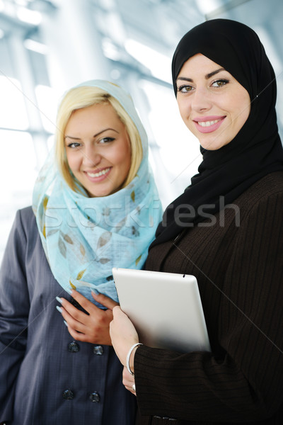 Közel-keleti üzletemberek együtt dolgozni modern iroda arab Stock fotó © zurijeta