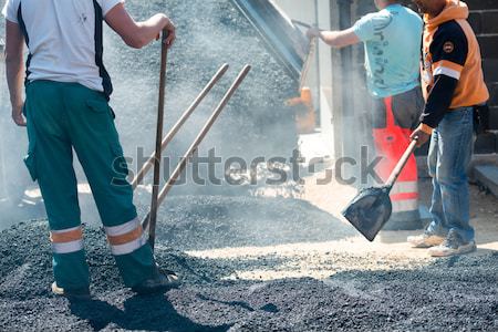 Ciężka praca asfalt budowy mężczyzn pracy drogowego Zdjęcia stock © zurijeta