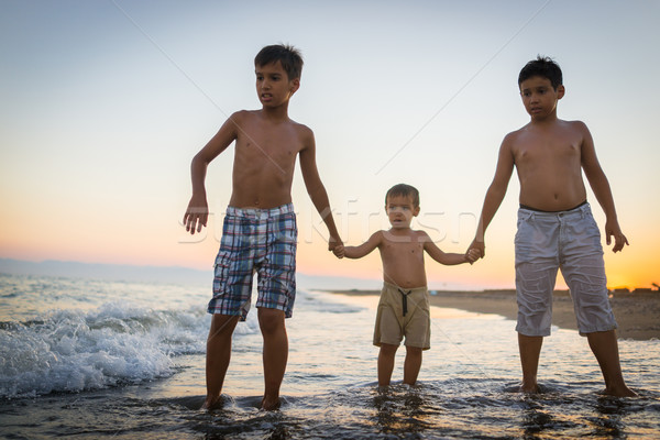 Zabawy gry dla dzieci splash plaży rodziny ręce Zdjęcia stock © zurijeta