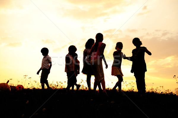 ストックフォト: シルエット · グループ · 幸せ · 子供 · 演奏 · 草原