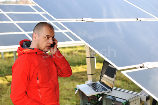 Ingeniero de trabajo portátil paneles solares hablar teléfono celular Foto stock © zurijeta