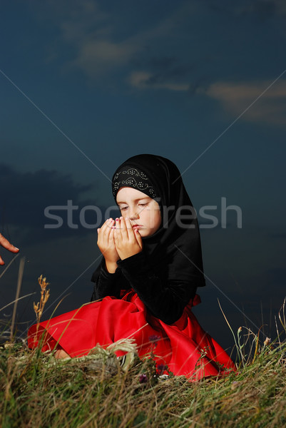 Weinig moslim meisje weide zonsondergang natuur Stockfoto © zurijeta
