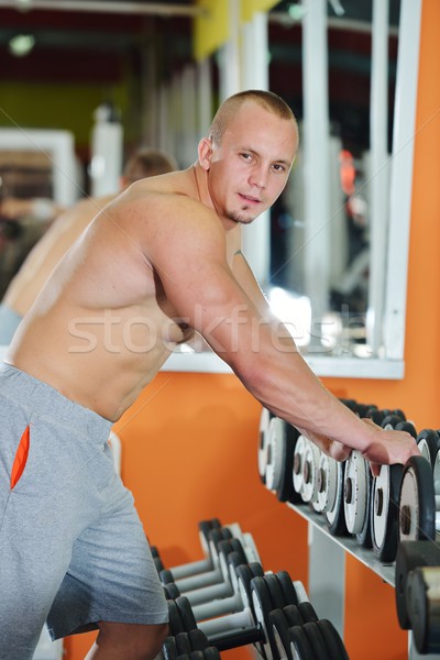 Culturist exercita sportiv sală de gimnastică hol Imagine de stoc © zurijeta