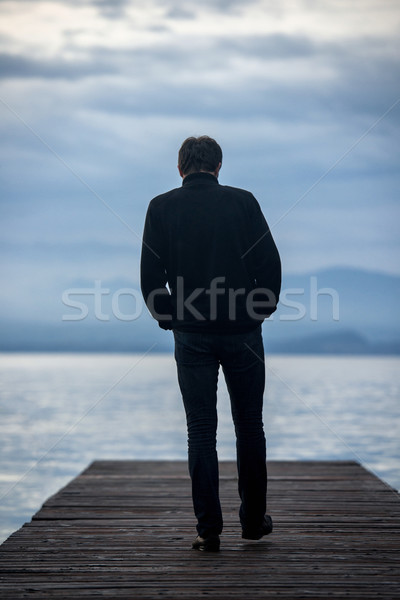 Hombre caminando puente peatonal vacío mar agua Foto stock © zurijeta