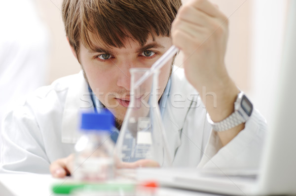 Tineri medical om de ştiinţă lucru modern laborator Imagine de stoc © zurijeta