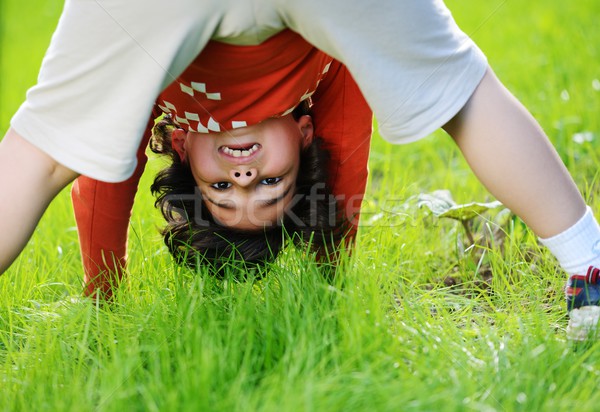 Groep gelukkig kinderen spelen buitenshuis voorjaar Stockfoto © zurijeta