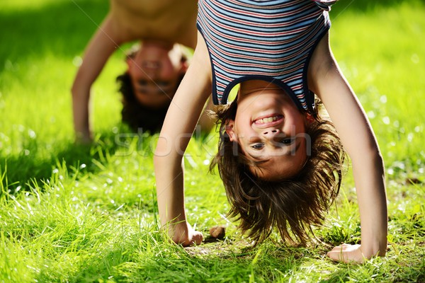 Groep gelukkig kinderen spelen buitenshuis voorjaar Stockfoto © zurijeta