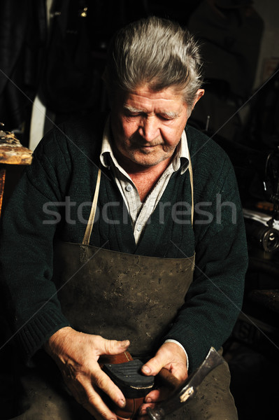 Idős férfi javít öreg kézzel készített cipő műhely Stock fotó © zurijeta