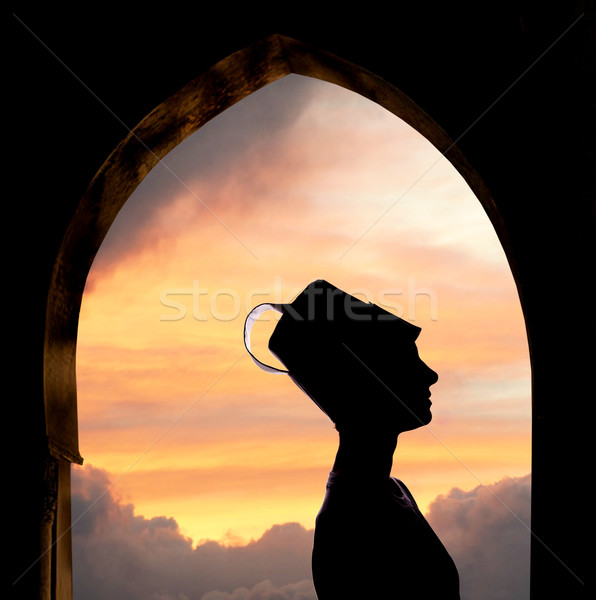 Titokzatos távolkeleti nő sziluett naplemente égbolt Stock fotó © zurijeta