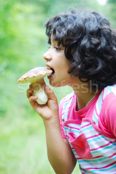 Ragazza mangiare funghi piccolo cute naturale Foto d'archivio © zurijeta