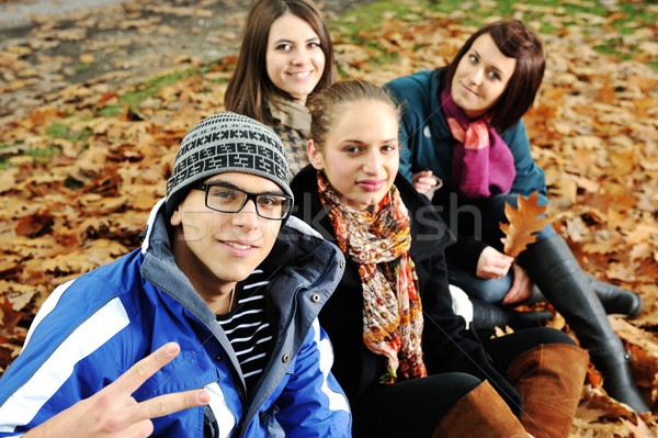 Groep vrienden park samen meisje mannen Stockfoto © zurijeta