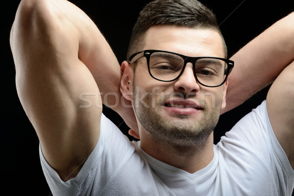 Bebaarde mannelijk model glimlachend bril handen achter Stockfoto © zurijeta