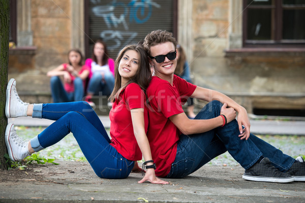 Flörtölő tinédzserek ül pár utca szeretet Stock fotó © zurijeta