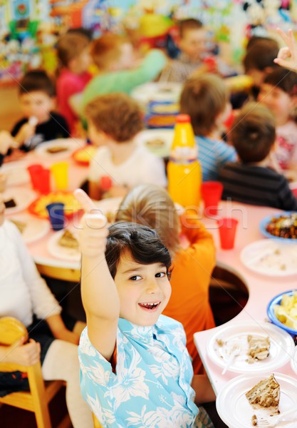 Kinderen vieren verjaardagsfeest speeltuin kinderen Stockfoto © zurijeta