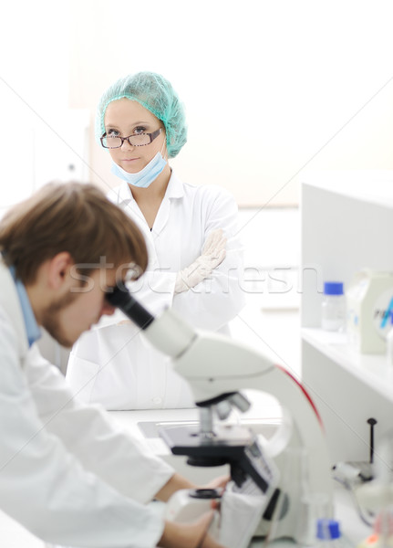 Stockfoto: Twee · wetenschappers · werken · laboratorium · microscoop · vrouw