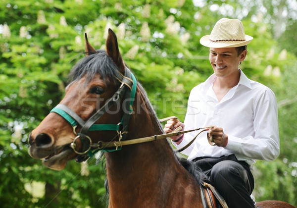 Giovani uomo equitazione cavallo Foto d'archivio © zurijeta