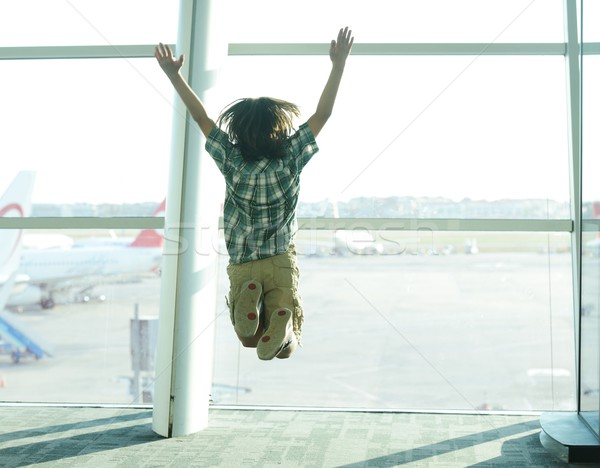 Foto stock: Feliz · viajero · nino · saltar · aeropuerto · espera