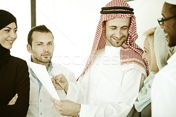 Közel-keleti üzletemberek együtt dolgozni klasszikus arab dolgozik Stock fotó © zurijeta