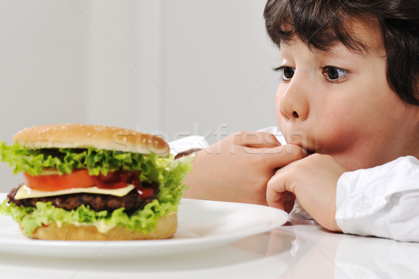 Сток-фото: мало · мальчика · Burger · продовольствие · счастливым · ребенка