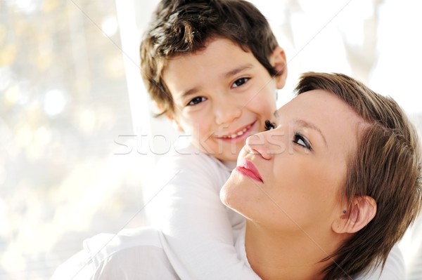 Foto stock: Retrato · de · família · mãe · filho · casa · mulher · sorrir