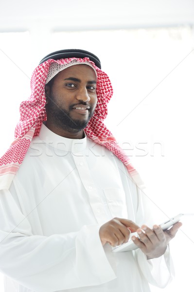 Stock fotó: Közel-keleti · férfi · öböl · ruházat · tabletta · iroda