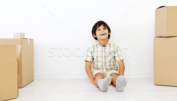 Zdjęcia stock: Mały · chłopca · pokój · patrząc · kamery