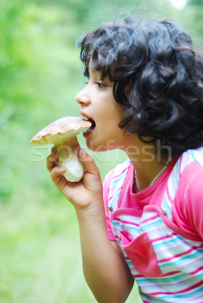 Wenig cute Mädchen Essen Pilz natürlichen Stock foto © zurijeta