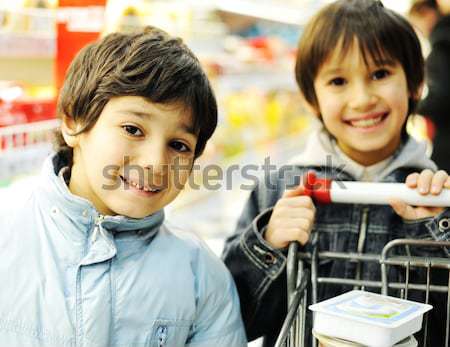 Bonitinho pequeno menino carrinho de compras mercado família Foto stock © zurijeta