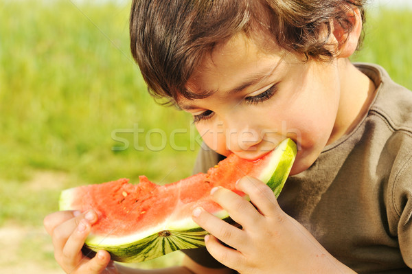 Eszik görögdinnye kívül égbolt mosoly gyerekek Stock fotó © zurijeta