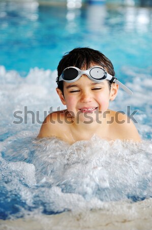 Foto d'archivio: Piccolo · cute · ragazzo · blu · acqua · piscina