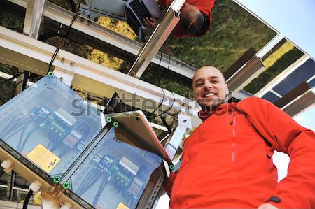 Mérnök dolgozik laptop installál napelemek üzlet Stock fotó © zurijeta