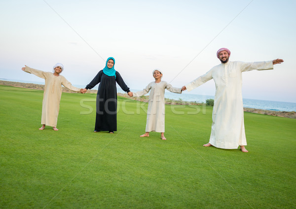Arabisch familie groene weide natuur vrouw Stockfoto © zurijeta