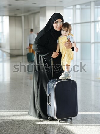 Arab közel-keleti tinilány utazó repülőtér átmenő forgalom Stock fotó © zurijeta