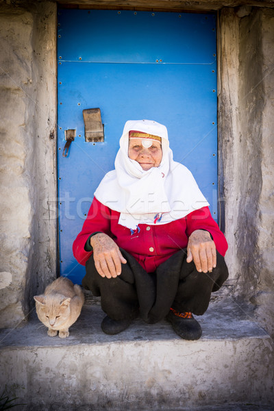 Velho tradicional herança mulher posando Foto stock © zurijeta