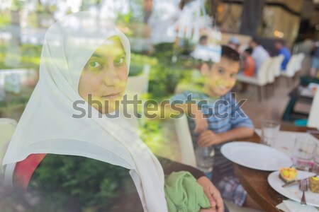 Stockfoto: Gelukkig · moslim · familie · restaurant · meisje · kinderen
