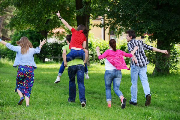 Groep vrienden park leuk portret lopen Stockfoto © zurijeta